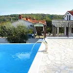 Vikendica Lara *