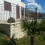 Vikendica Lara *