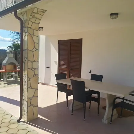Nyaraló Lara *