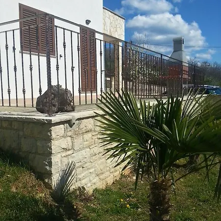 Nyaraló Lara *