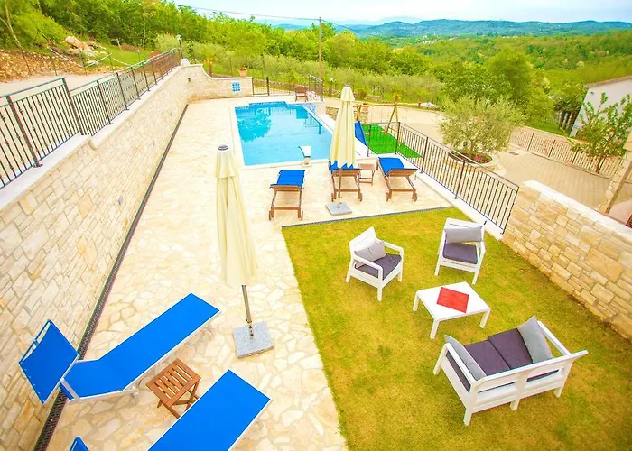 Holiday home Lara Karojba